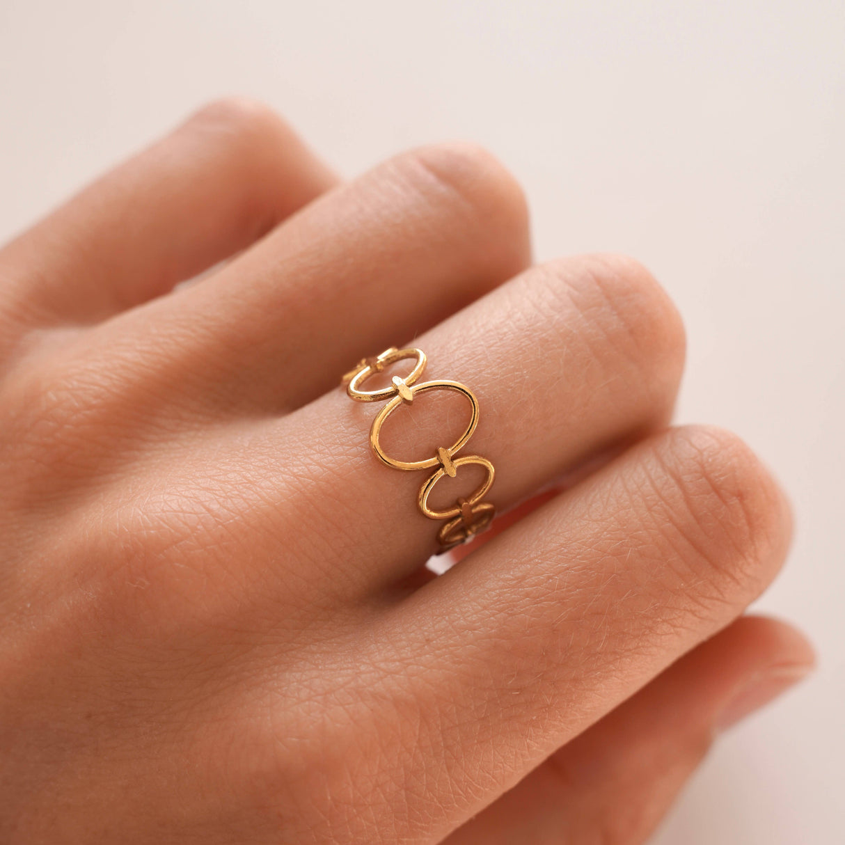 Victoire Collection Damenring mit ovalen Ringen – Edelstahl Gold