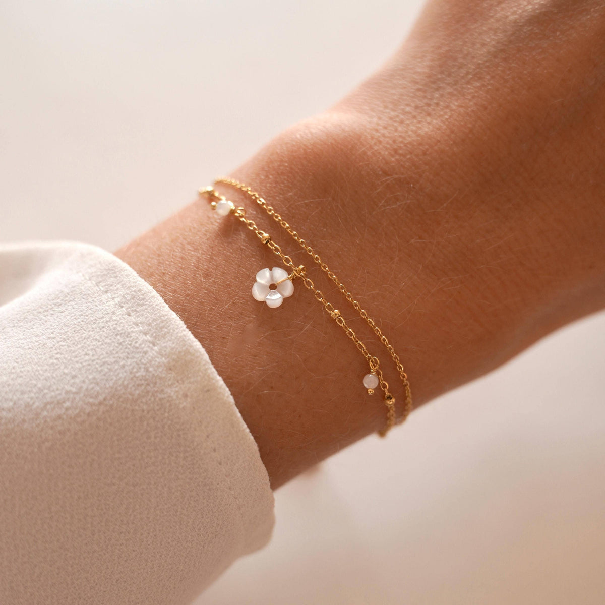 Victoire Collection Armband mit Perlmuttblume – Gold