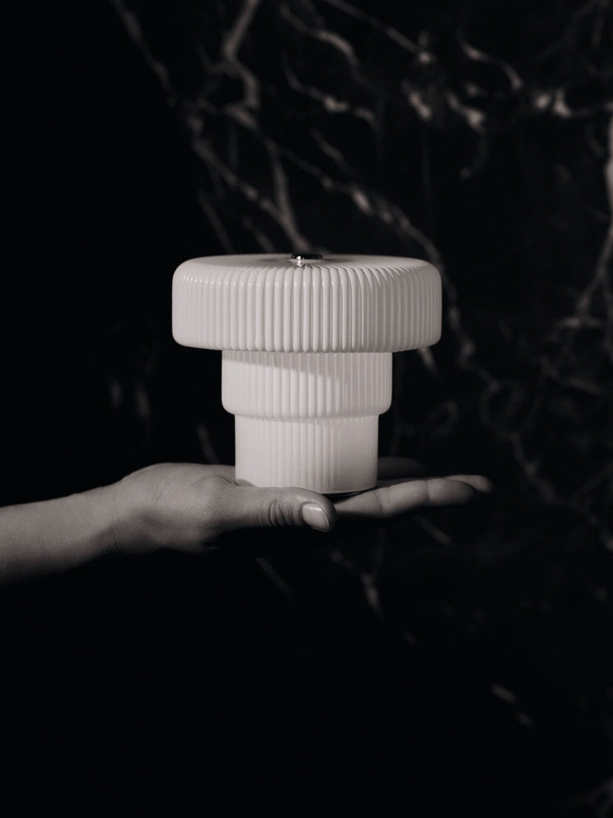 Ferm Living Ripple Tragbare LED-Lampe – Weiss