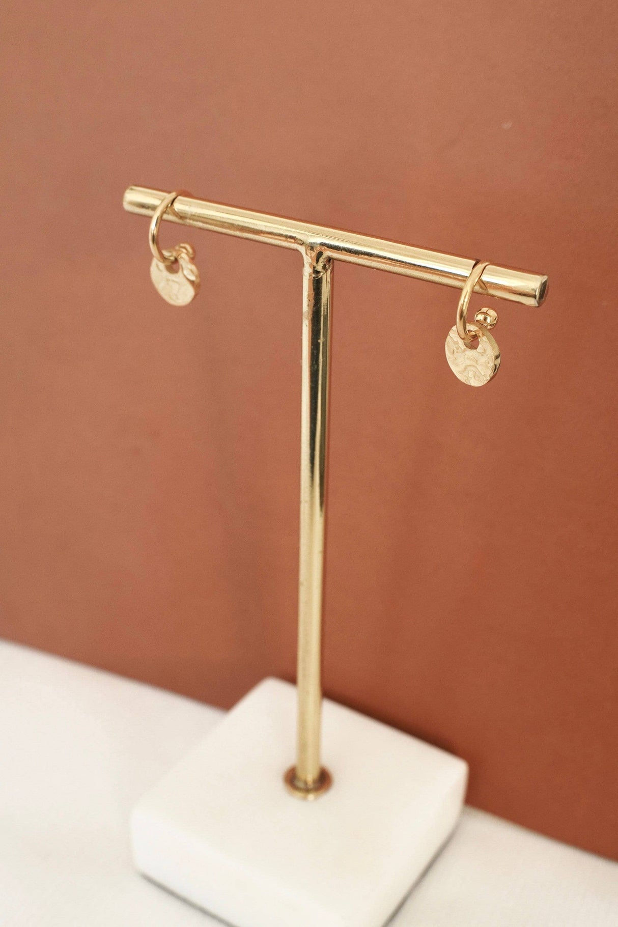 Victoire Collection Mini Creolen mit Medaillon – Edelstahl