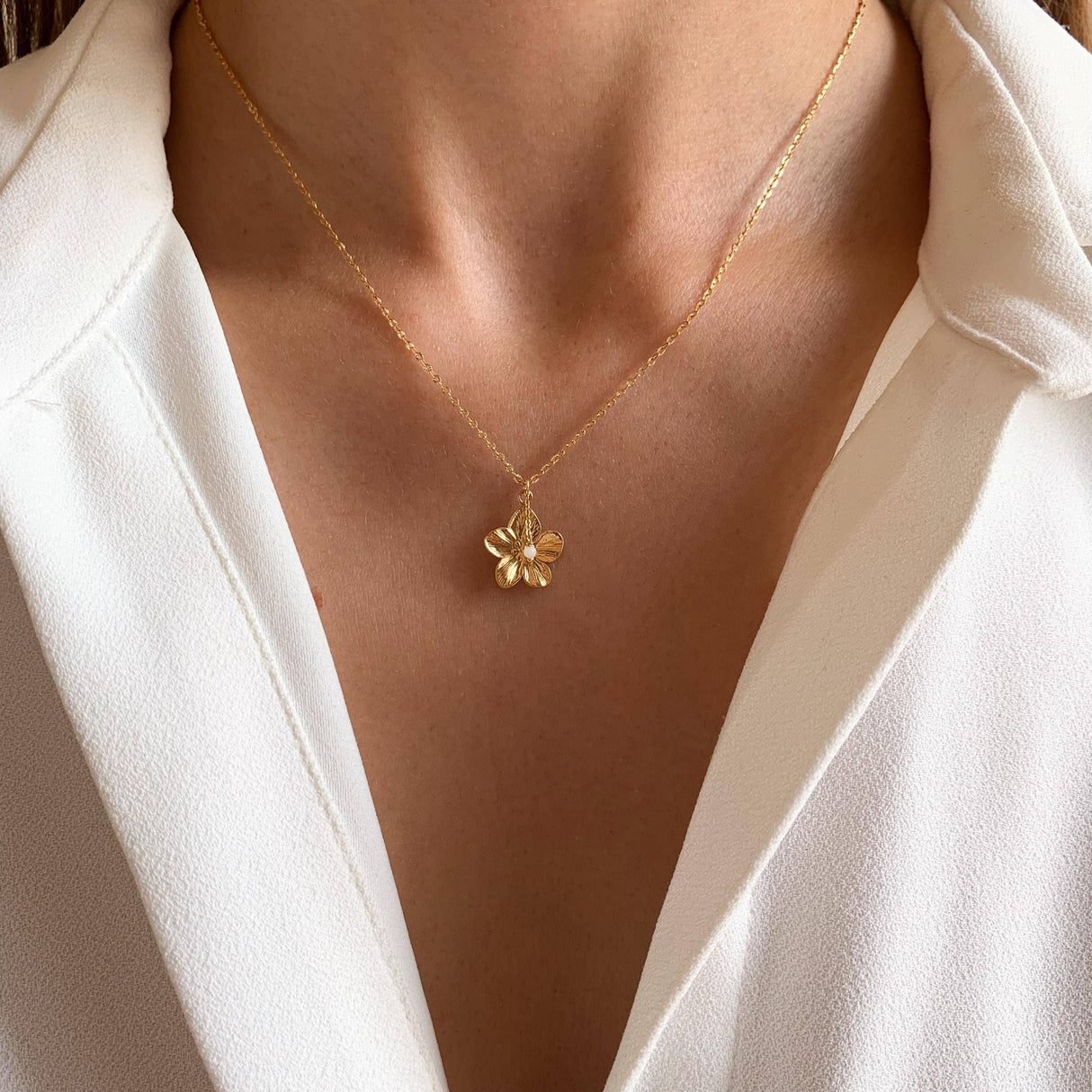 Victoire Collection Halskette Blume mit Perlmutt – Gold