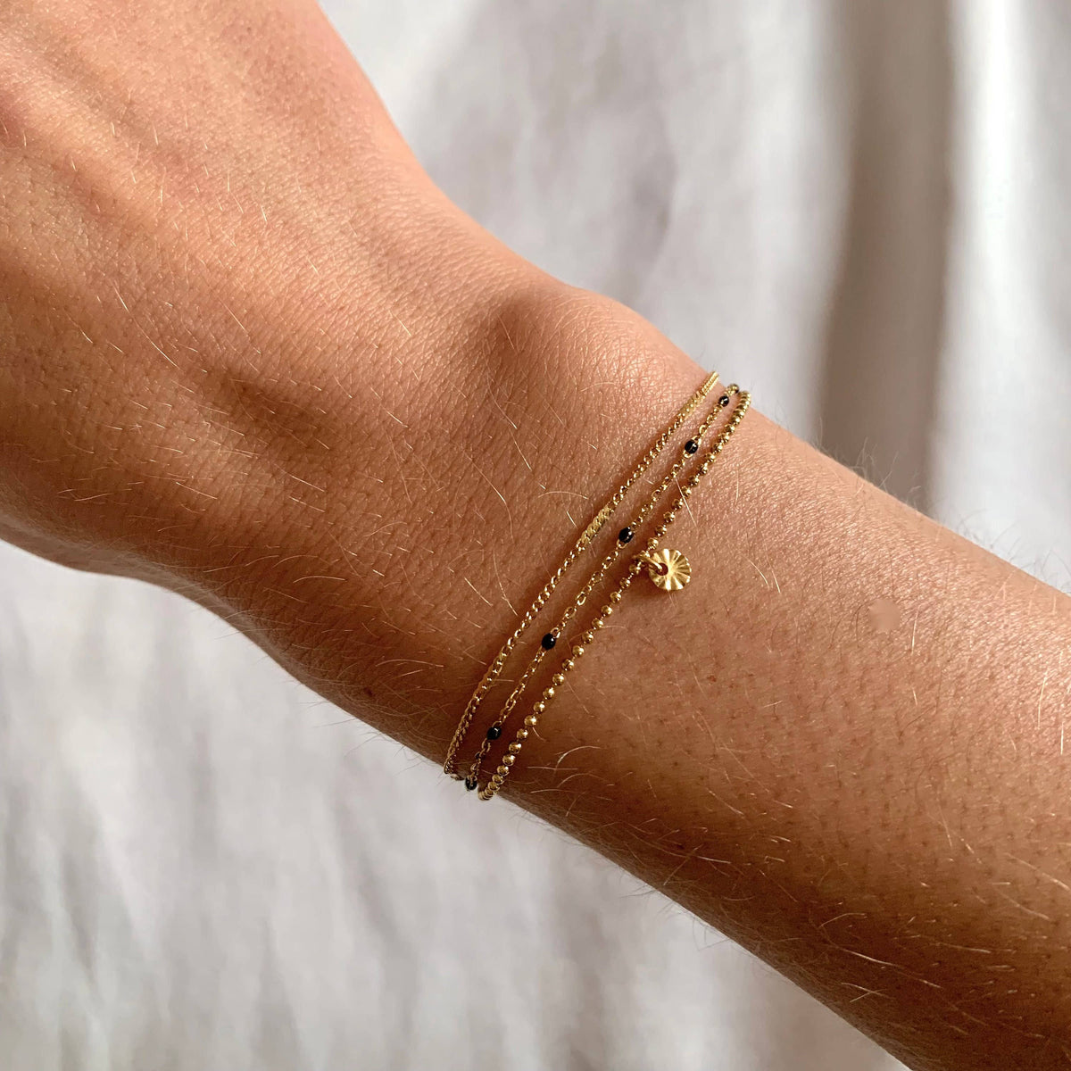 Victoire Collection Dreireihiges Armband mit rundem Anhänger – Edelstahl
