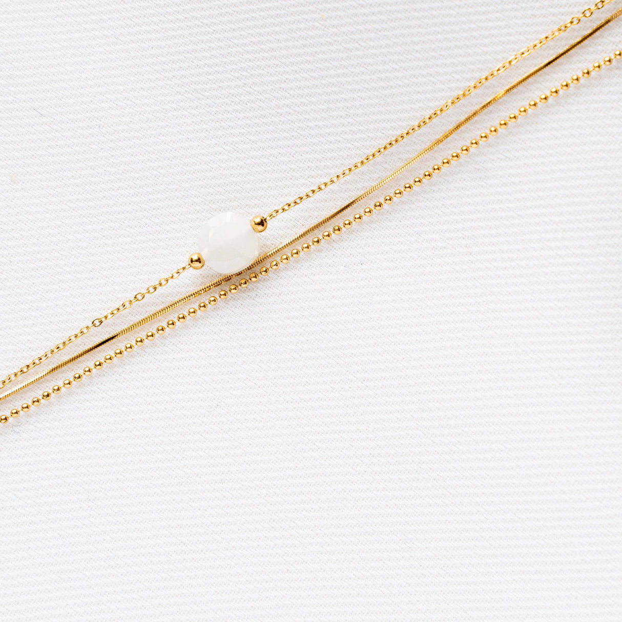 Victoire Collection Dreifach-Armband mit weißem Achat – Gold