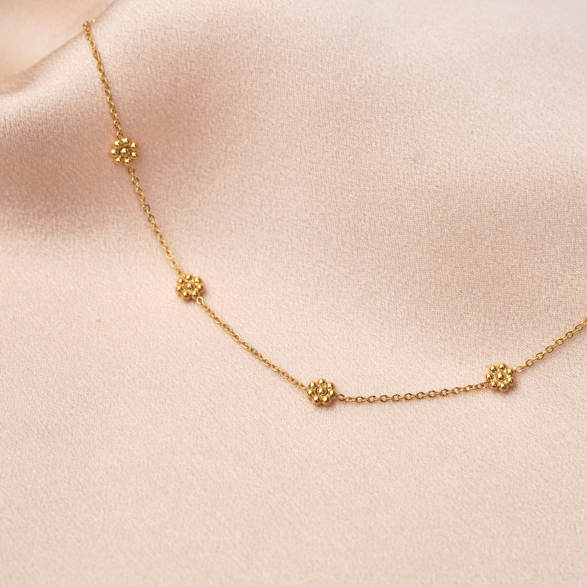 Victoire Collection Kugelkette mit Blumenanhängern – Gold