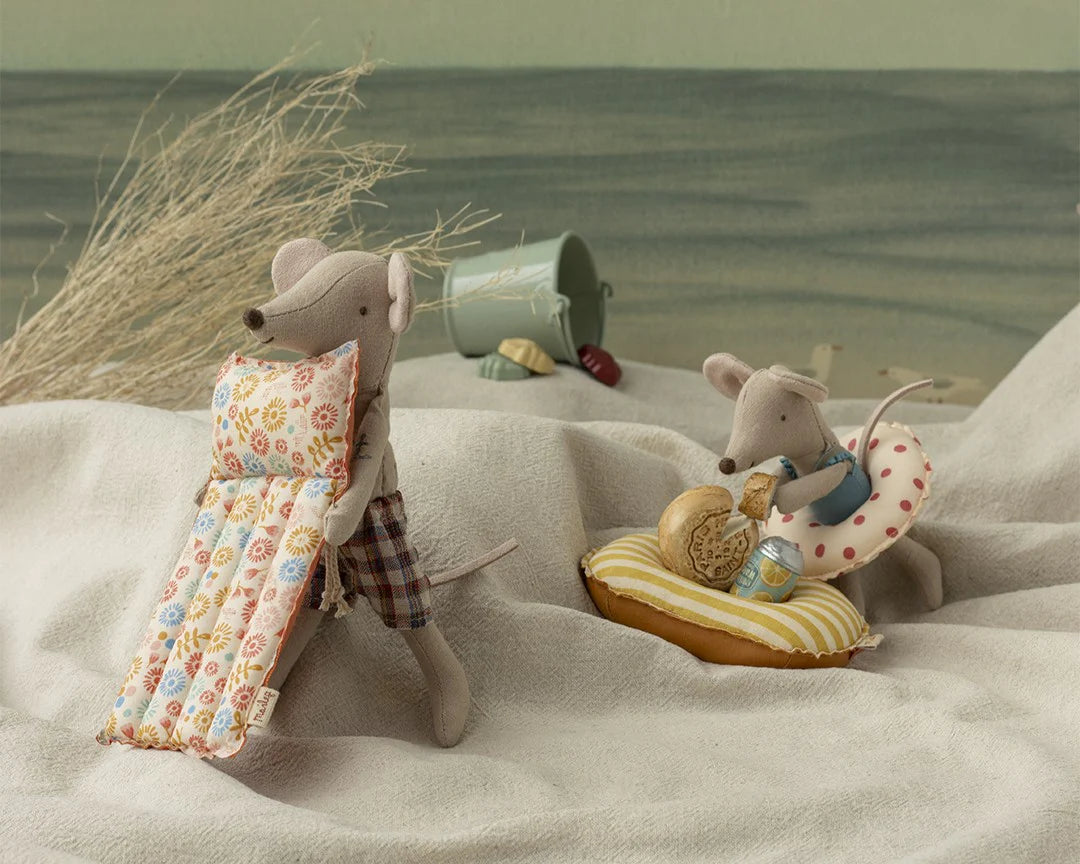 Maileg - Strandmaus mit Luftmatratze, Papa - Blume