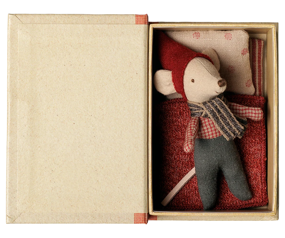 Maileg Weihnachtsmaus – Baby im Buch