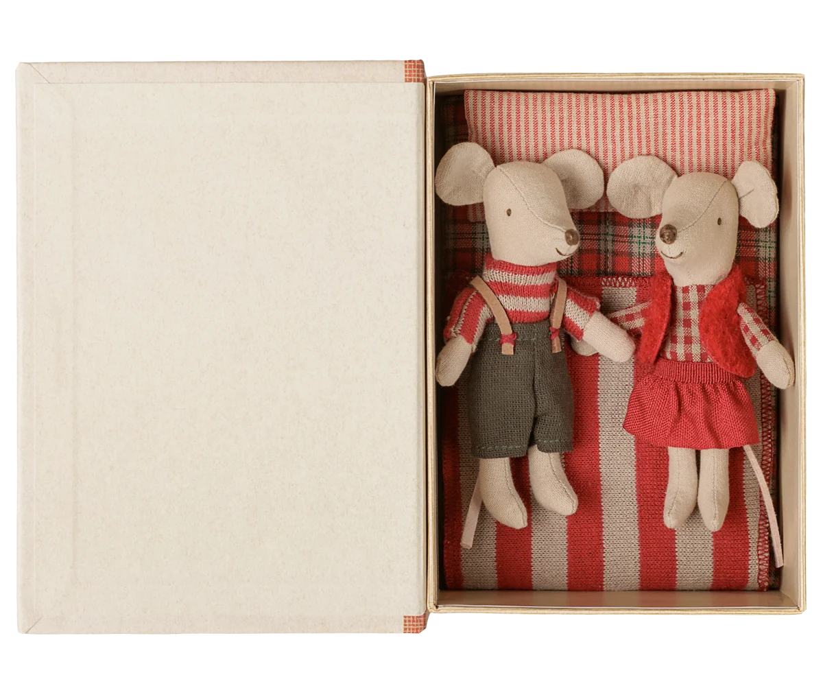 Maileg Weihnachts-Zwillingsmäuse – kleine Schwester und Bruder im Buch