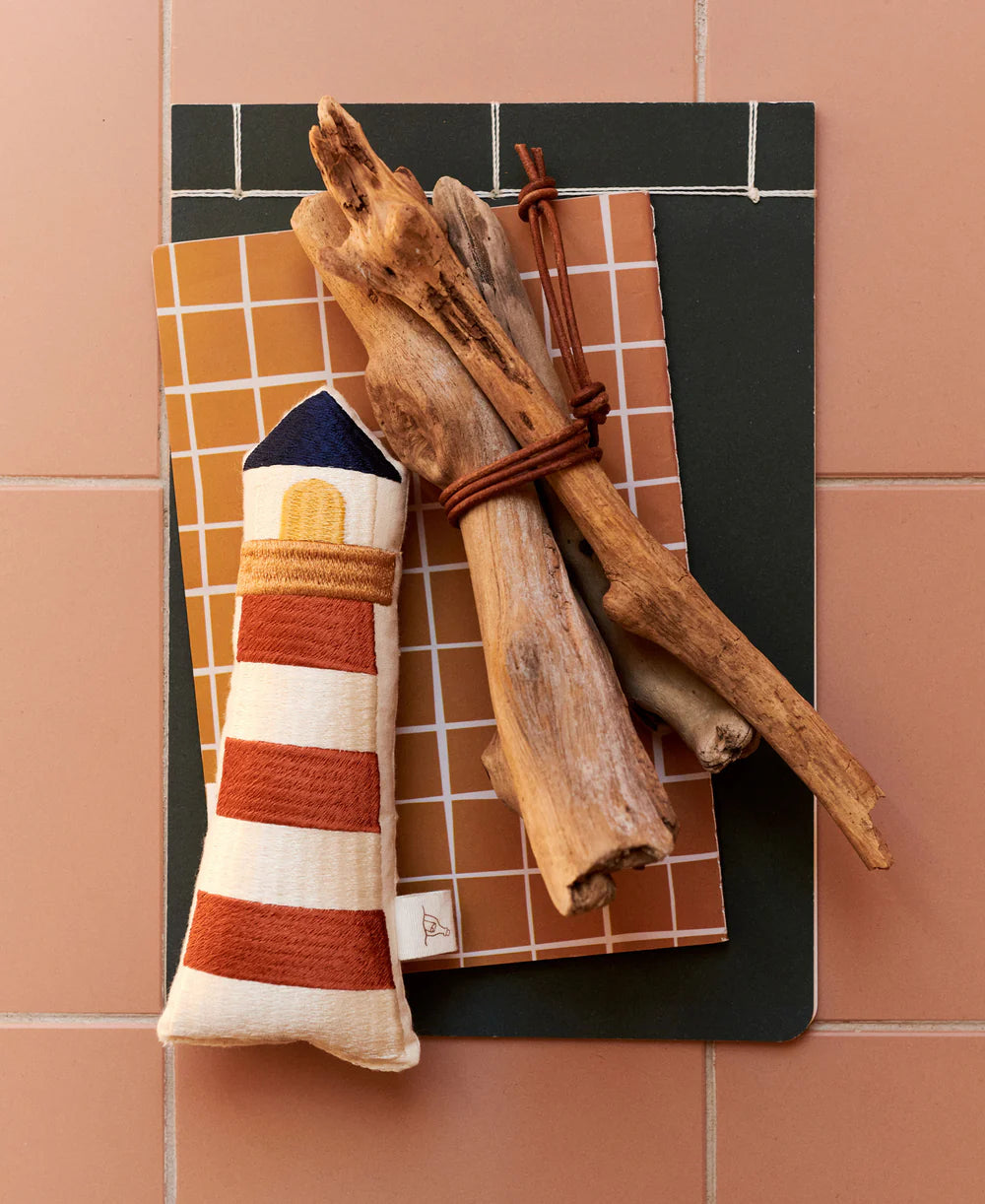 Dear April - Klint Leuchtturm Rassel, off-white/bunt