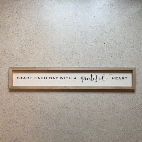 Everyday Signs – Extra breite Leinenschilder im Eichenholzrahmen (104 x 18 cm)