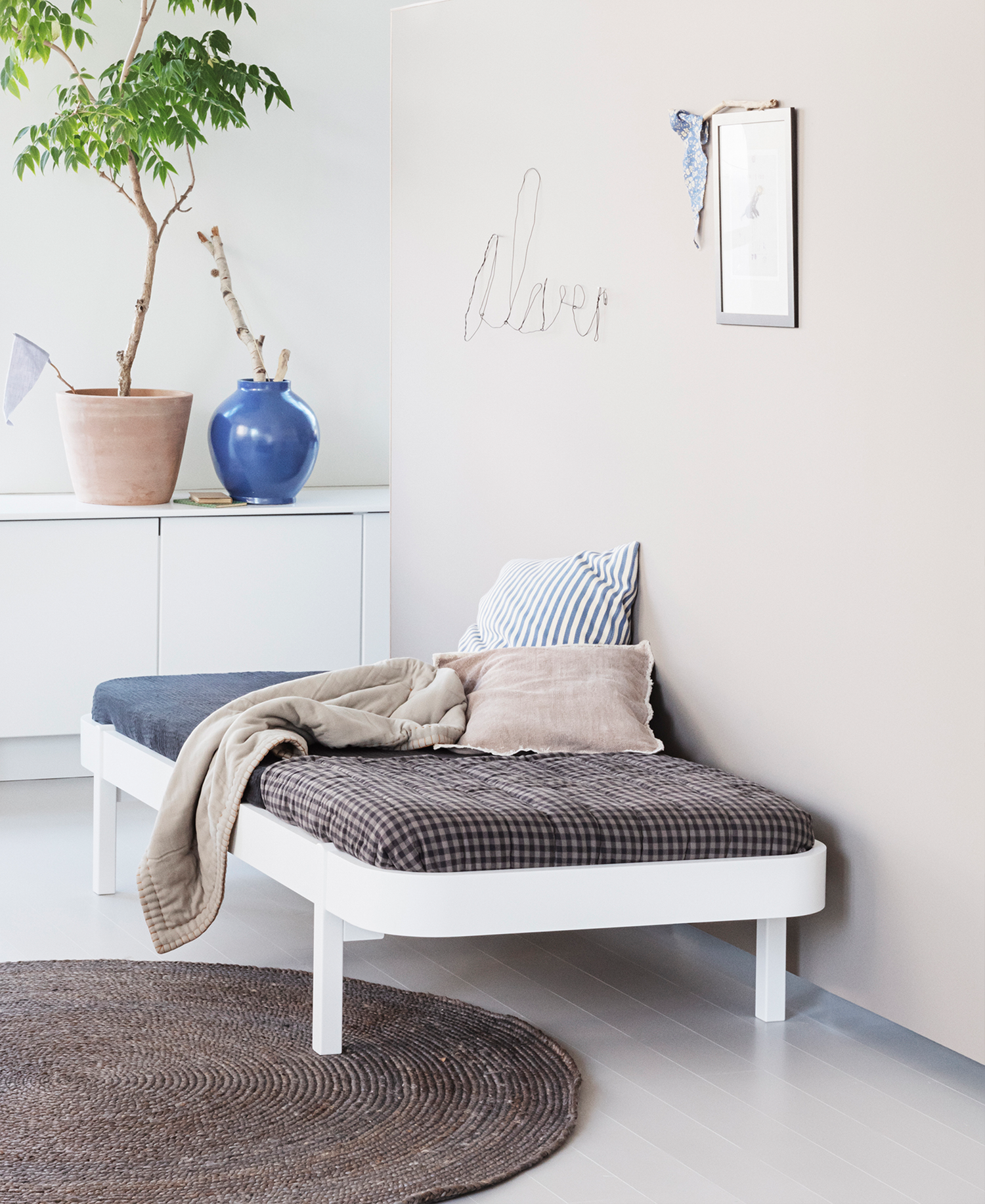 Wood Lounger Bed White 120 cm