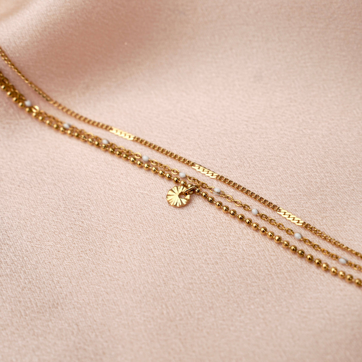 Victoire Collection Dreireihiges Armband mit rundem Anhänger – Edelstahl