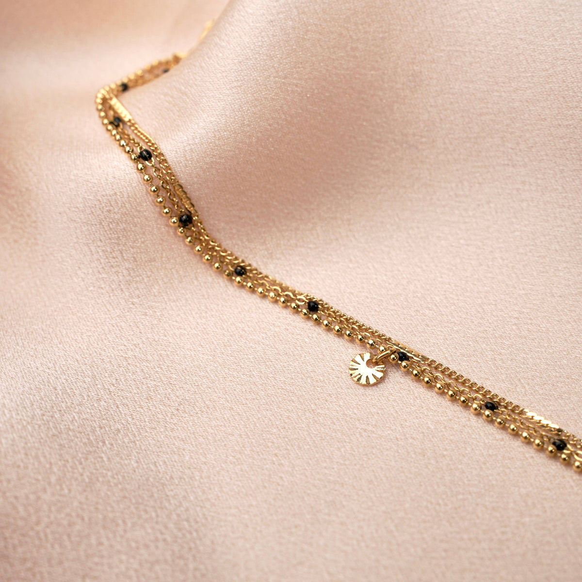 Victoire Collection Dreireihiges Armband mit rundem Anhänger – Edelstahl