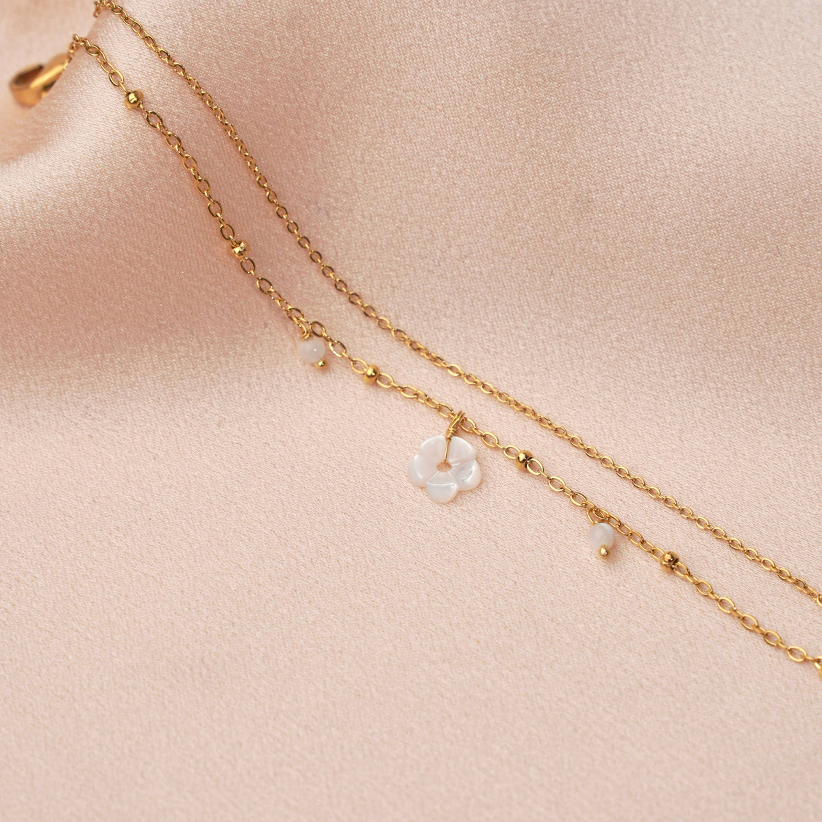 Victoire Collection Armband mit Perlmuttblume – Gold