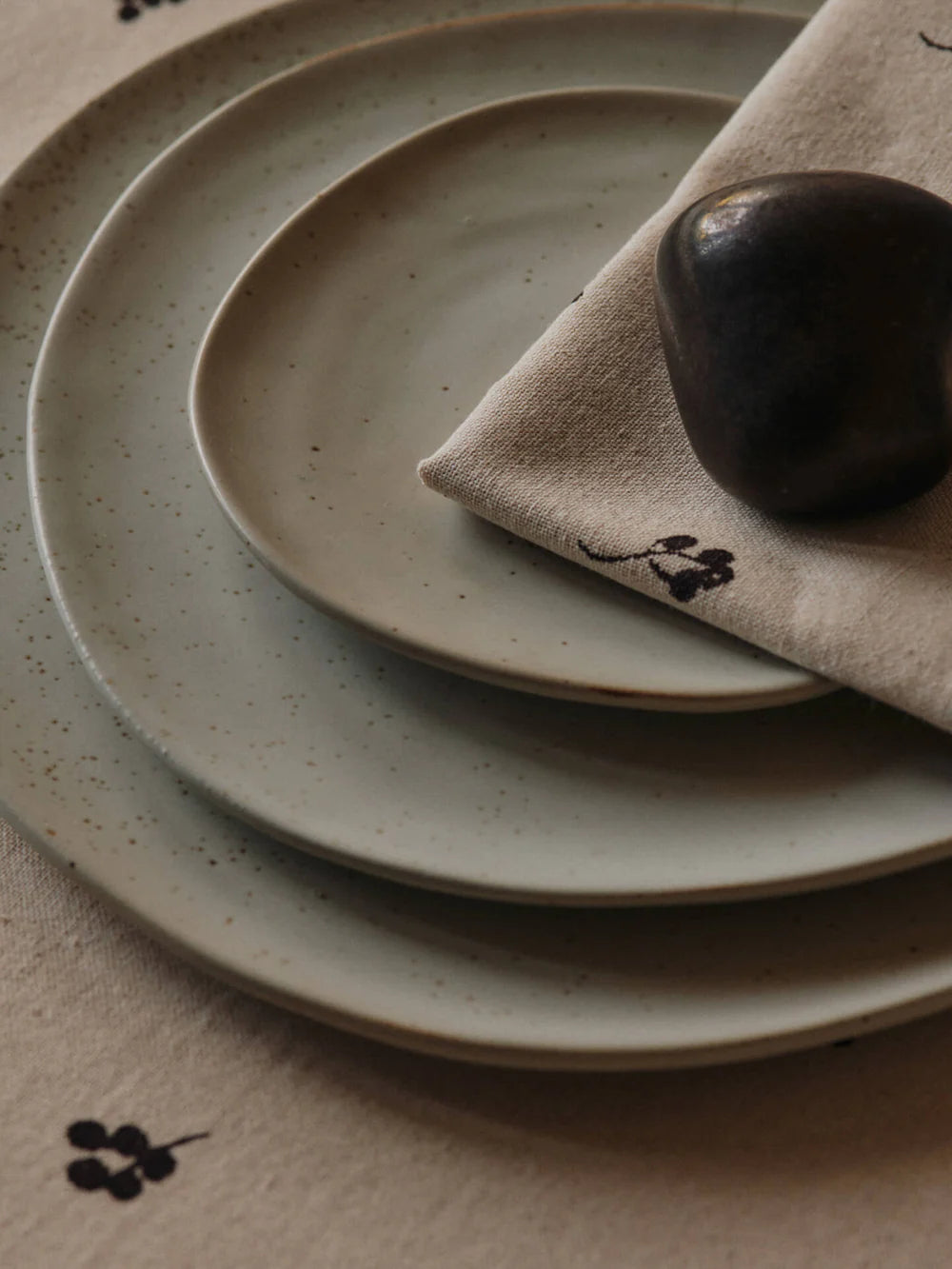 Ferm Living - Flow Plate Small - Off-White Speckle