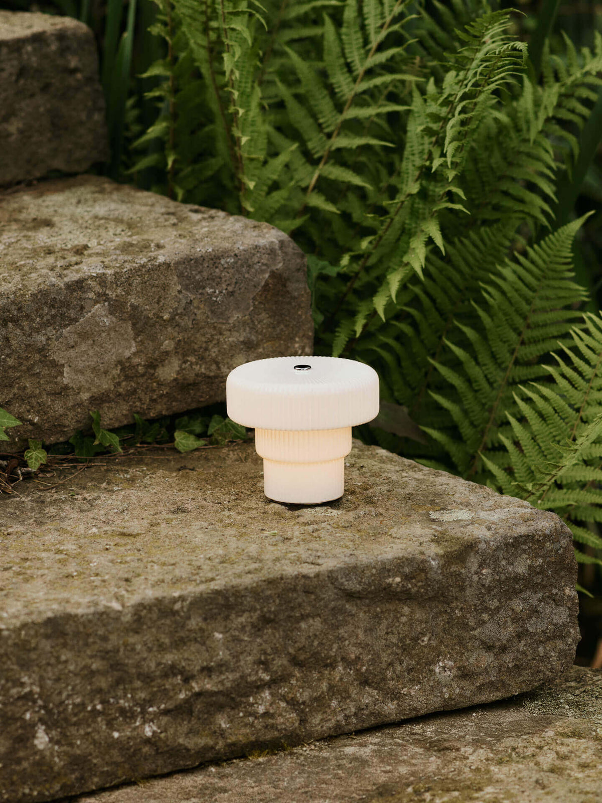 Ferm Living Ripple Tragbare LED-Lampe – Weiss