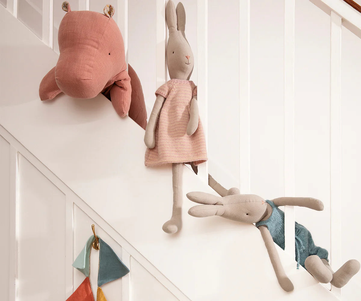 Maileg - Hase, Größe 4, gestrickter Hosenanzug