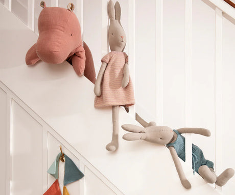 Maileg - Hase, Größe 4, gestrickter Hosenanzug