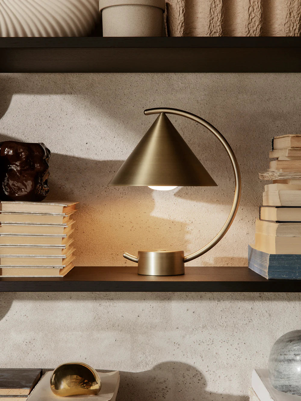 Vuelta table lamp