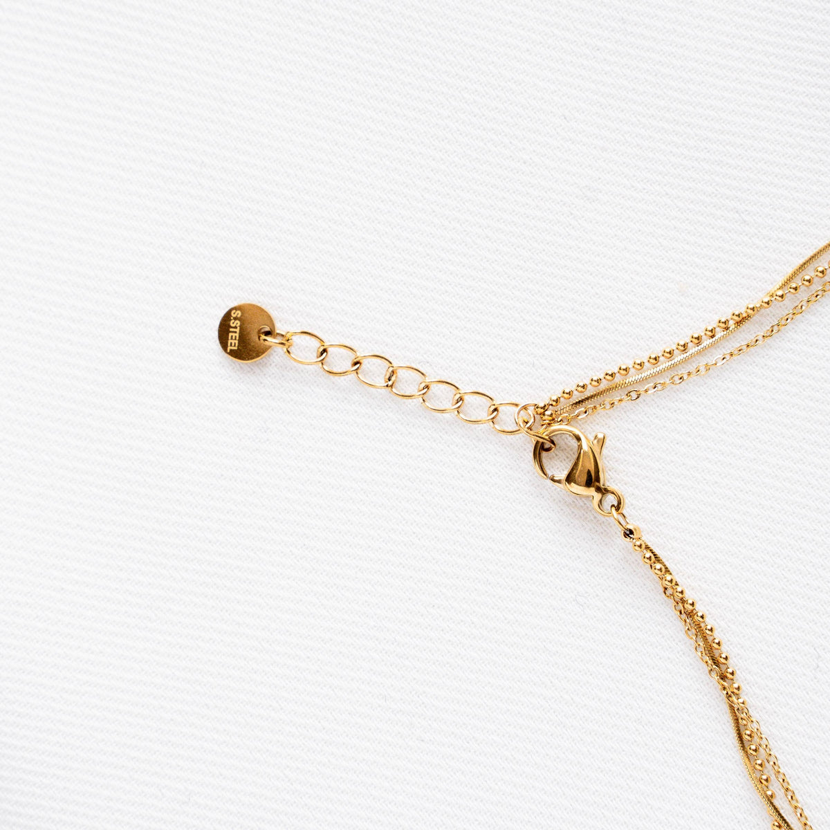 Victoire Collection Dreifach-Armband mit weißem Achat – Gold
