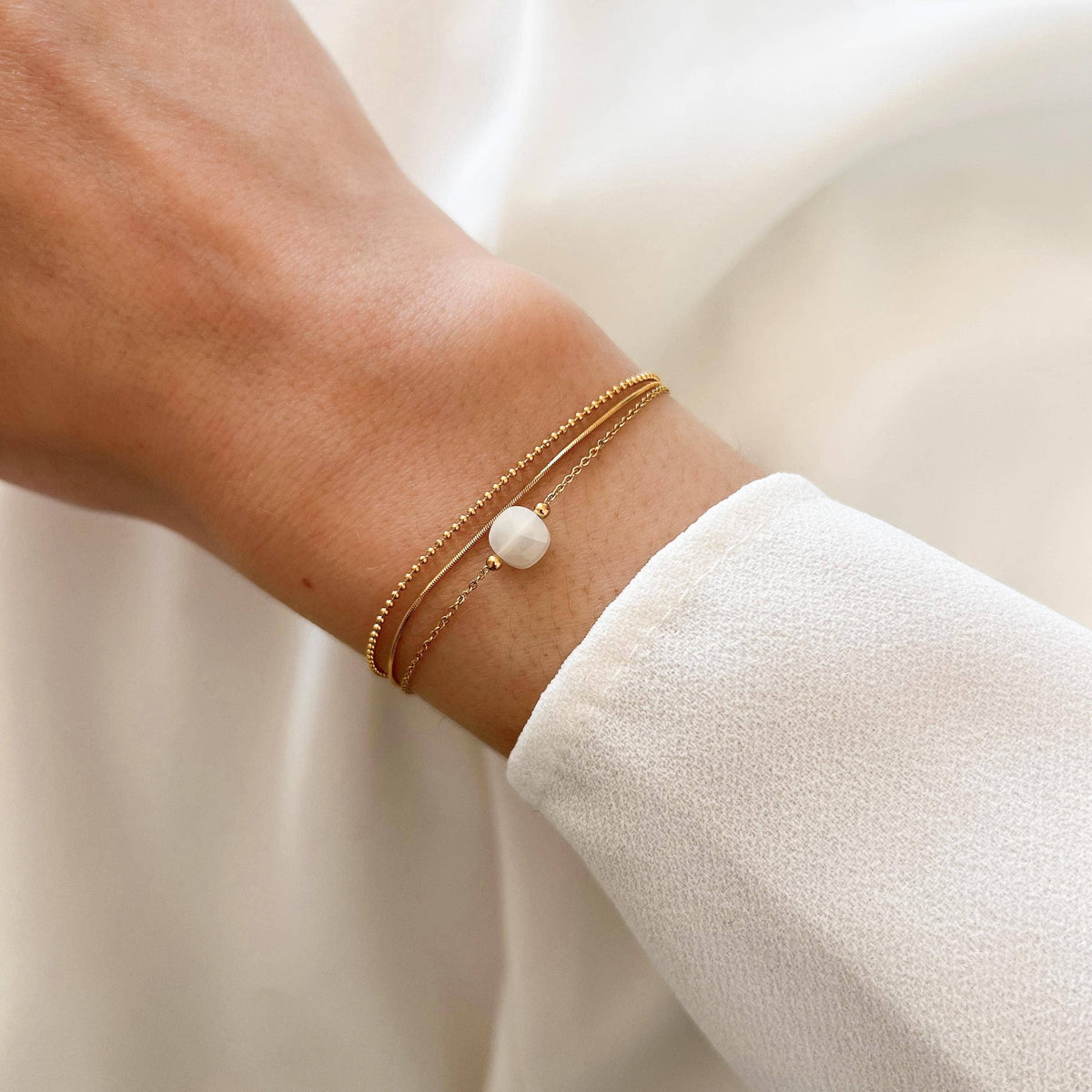 Victoire Collection Dreifach-Armband mit weißem Achat – Gold