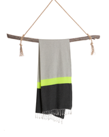 NEON schnell trocknendes Handtuch aus recycelter Baumwolle in Geschenkbox Grau/Schwarz