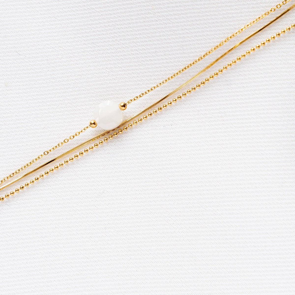 Victoire Collection Dreifach-Armband mit weißem Achat – Gold