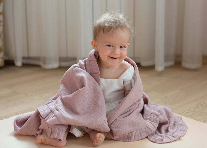 Annie & Charles® Musselin-Decke mit Rüschenrand