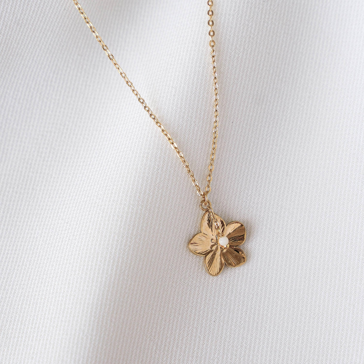 Victoire Collection Halskette Blume mit Perlmutt – Gold
