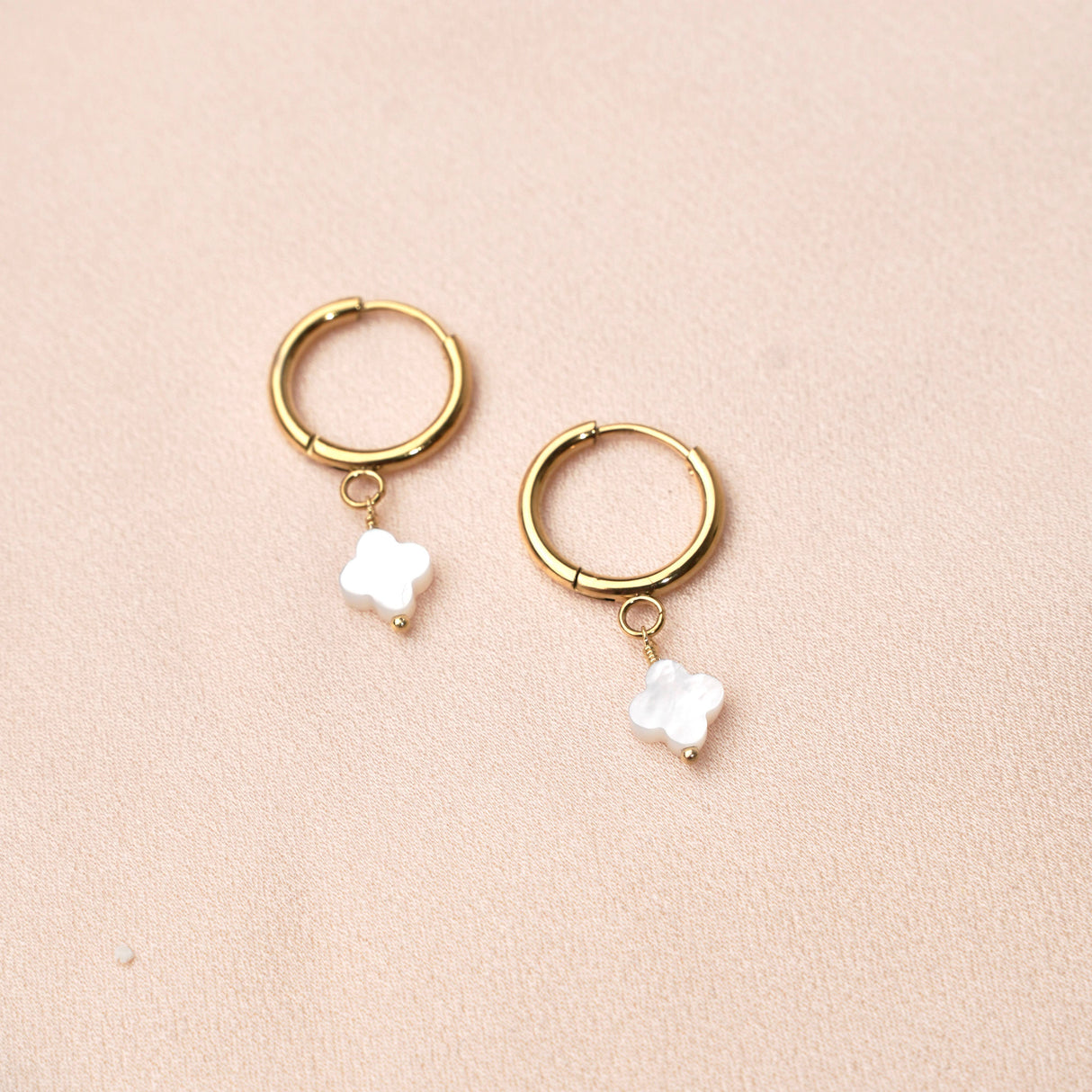 Victoire Collection Mini Creolen mit Kleeblatt – Weißes Perlmutt