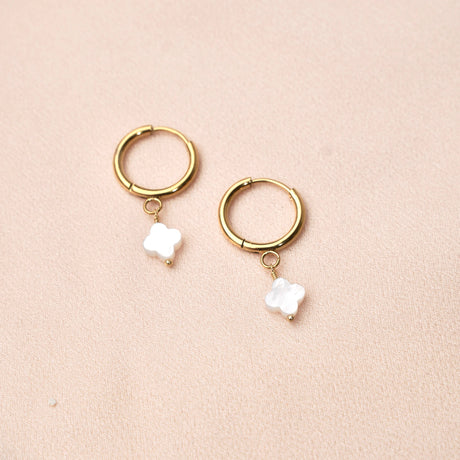 Victoire Collection Mini Creolen mit Kleeblatt – Weißes Perlmutt