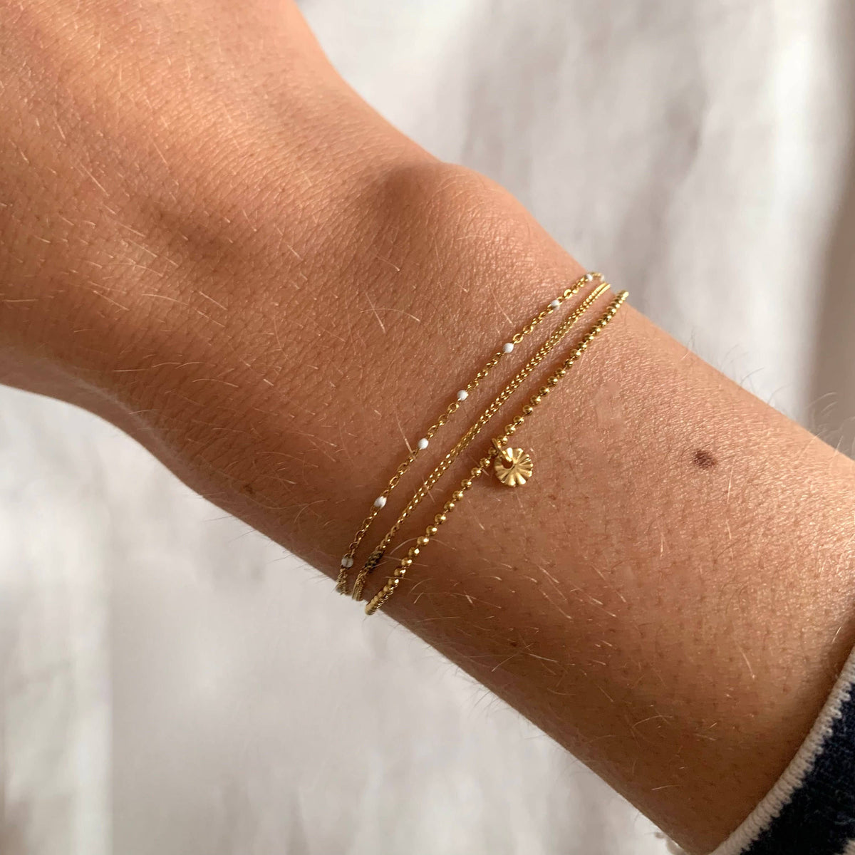 Victoire Collection Dreireihiges Armband mit rundem Anhänger – Edelstahl