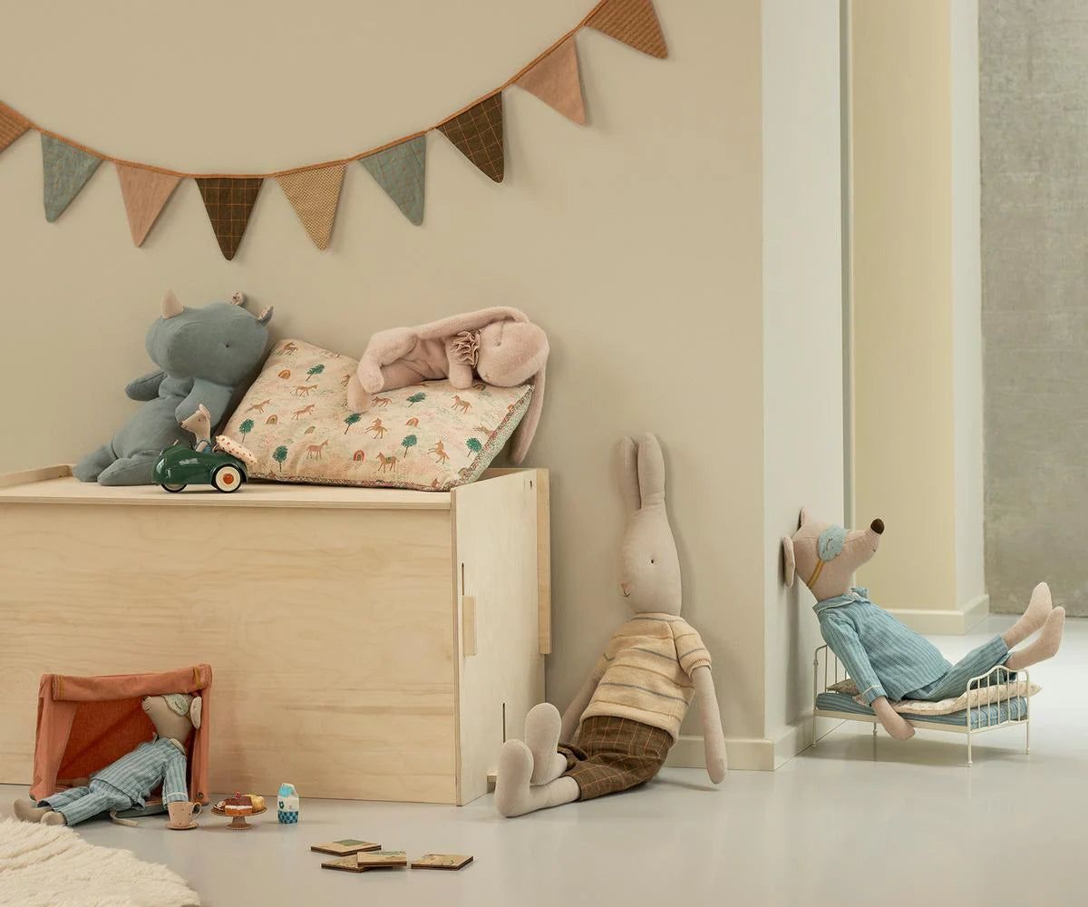 Maileg - Schlafender Plüsch Hase, Klein - Powder