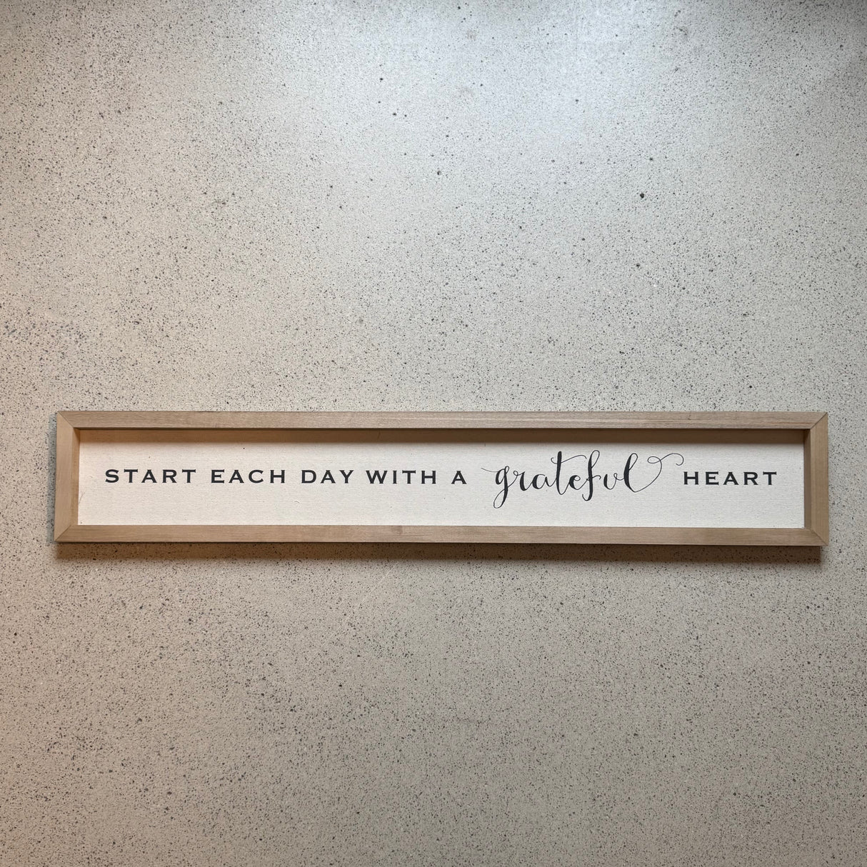 Everyday Signs – Extra breite Leinenschilder im Eichenholzrahmen (104 x 18 cm)