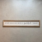 Everyday Signs – Extra breite Leinenschilder im Eichenholzrahmen (104 x 18 cm)