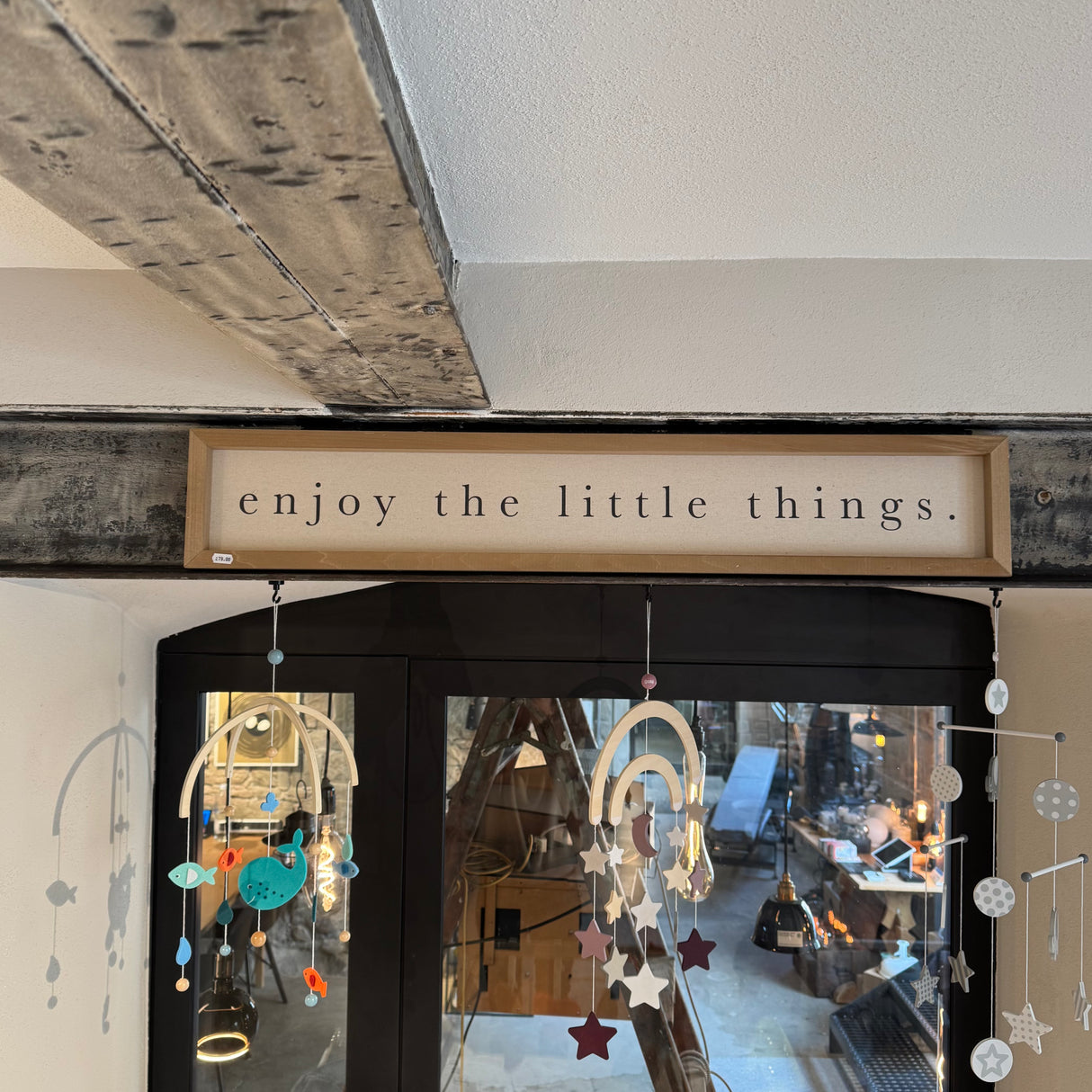 Everyday Signs – Extra breite Leinenschilder im Eichenholzrahmen (104 x 18 cm)