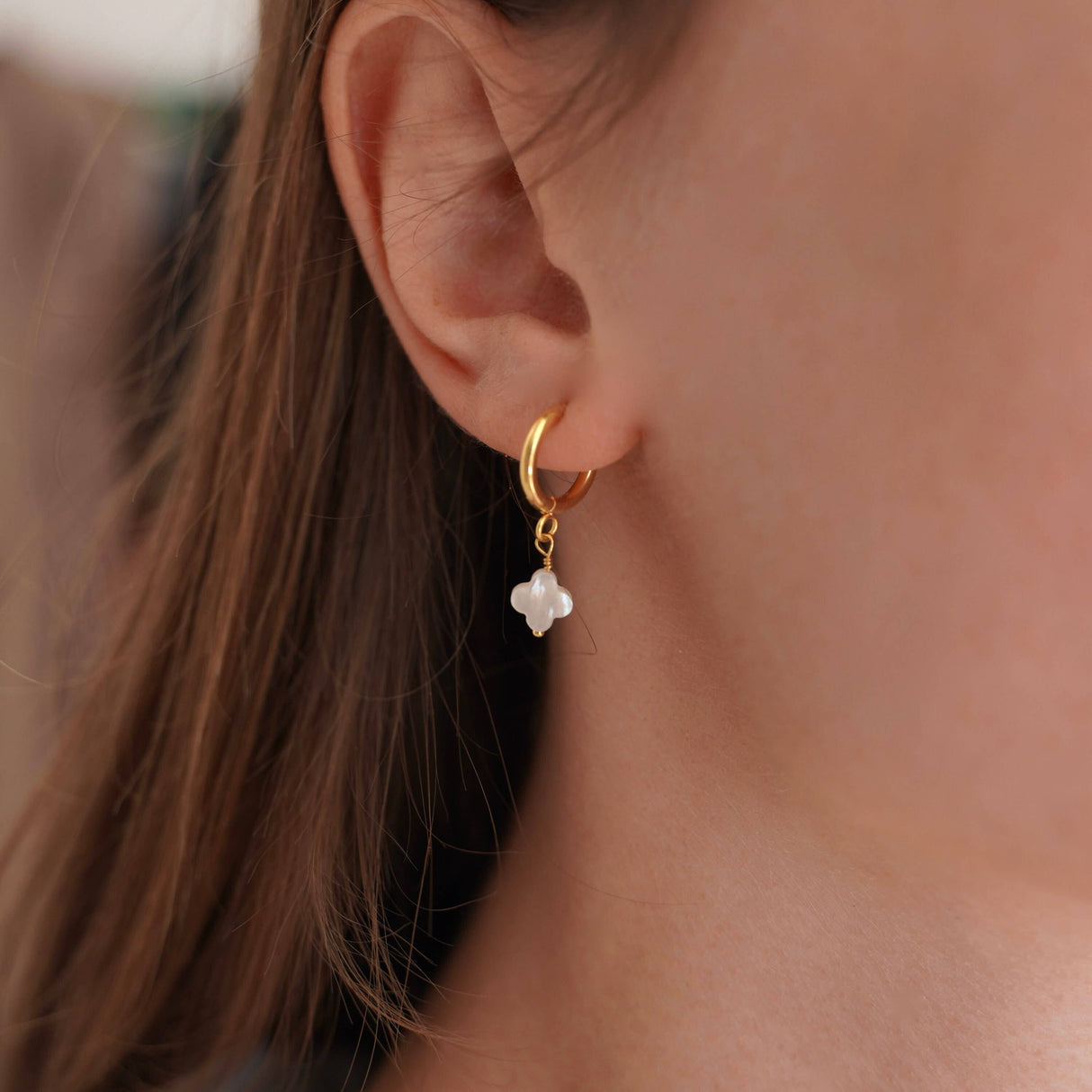 Victoire Collection Mini Creolen mit Kleeblatt – Weißes Perlmutt