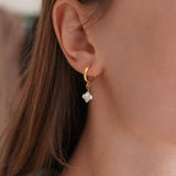 Victoire Collection Mini Creolen mit Kleeblatt – Weißes Perlmutt