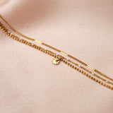 Victoire Collection Dreireihiges Armband mit rundem Anhänger – Edelstahl