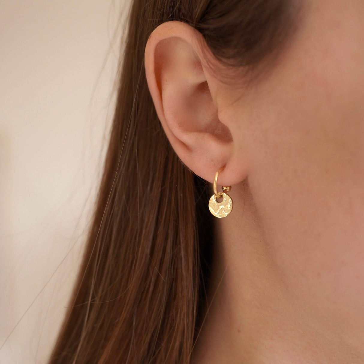 Victoire Collection Mini Creolen mit Medaillon – Edelstahl