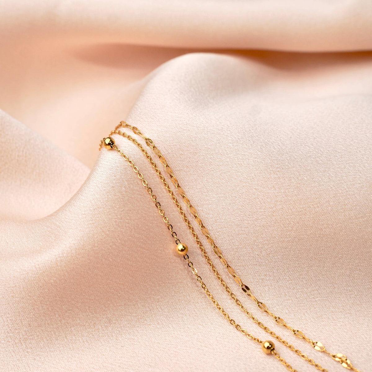 Victoire Collection Mehrreihiges Armband mit drei Ketten – Gold