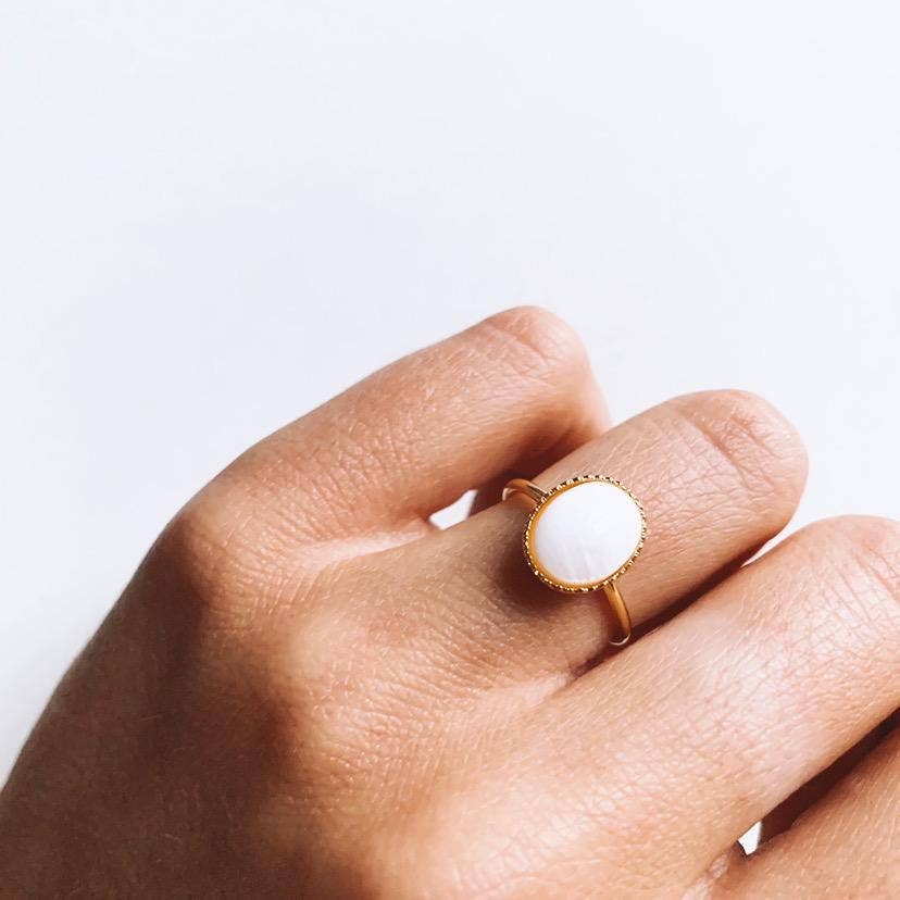 Victoire Collection Damenring mit weißem Perlmutt – Vergoldet