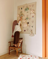 Dear April Halo Adventskalender Wandbehang – Bio-Baumwolle, 80 × 110 cm