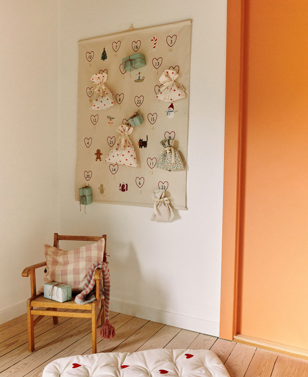 Dear April Halo Adventskalender Wandbehang – Bio-Baumwolle, 80 × 110 cm