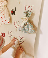 Dear April Halo Adventskalender Wandbehang – Bio-Baumwolle, 80 × 110 cm