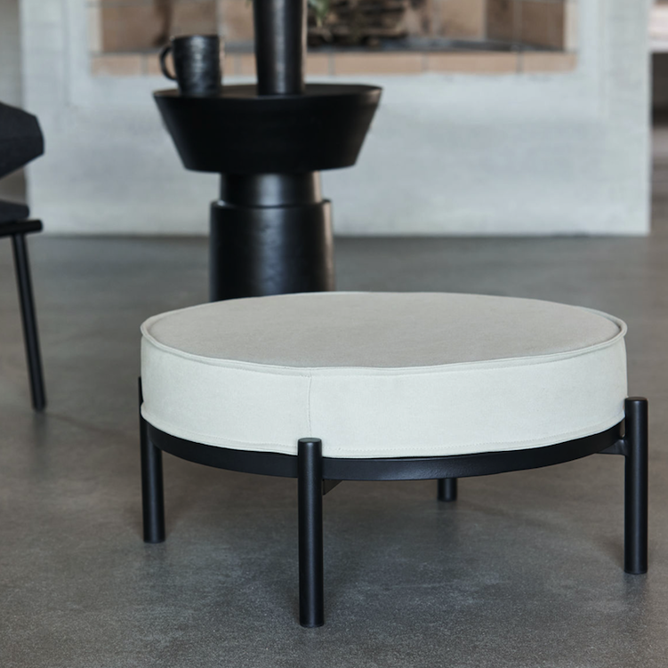 Der sandfarbene Hocker Coton von House Doctor 