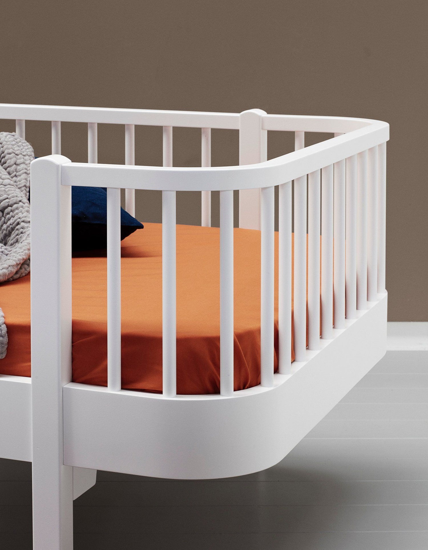 Oliver Furniture Wood Collection Junior Bettsofa weiss